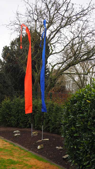 Balifahnen im Garten